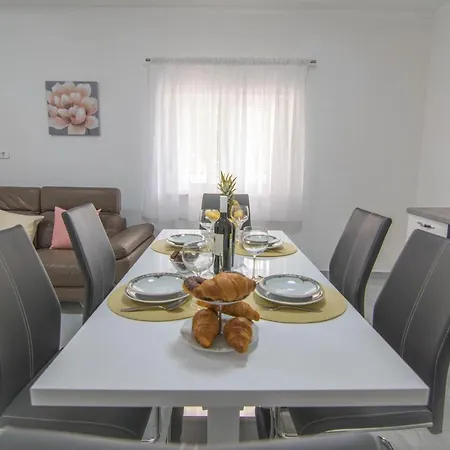 Luce Mala Apartment
